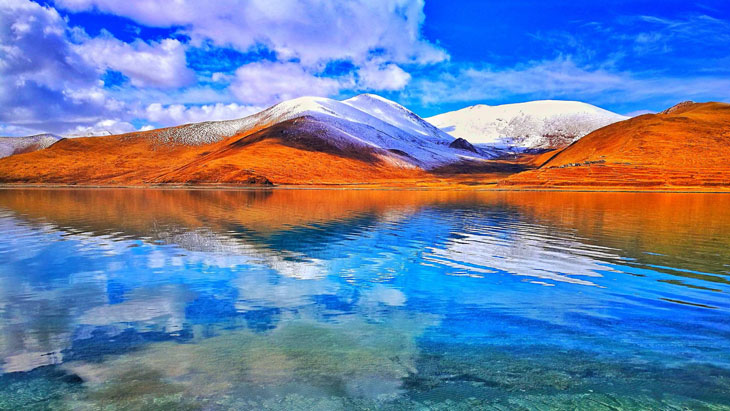 Turquoise Yamdrok Lake