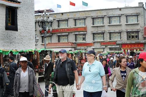 foreign tourists in lhasa