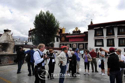 tourists in lhasa