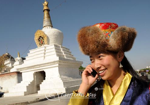 a Tibet weoman use cellphone