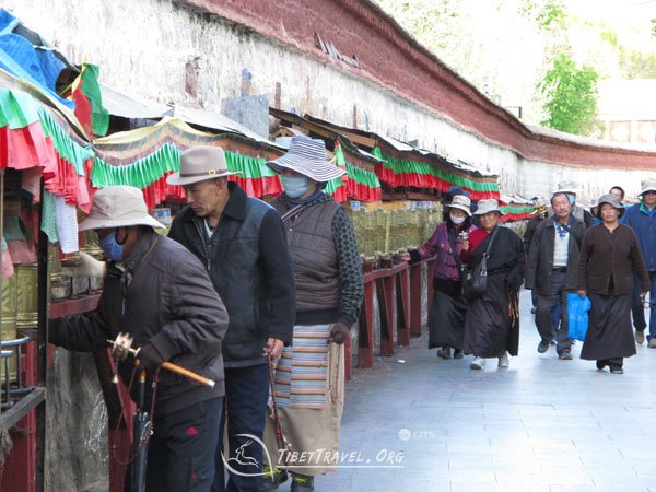 pilgrims-in-lhasa