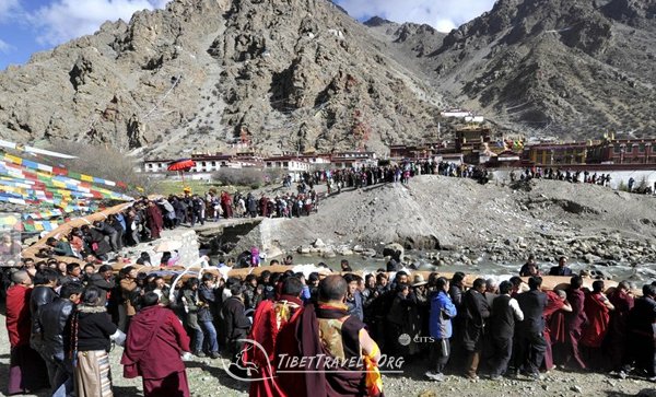 Lamas and believers were carrying a huge thangka