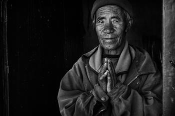 Old Tibetan pray for the missing jet