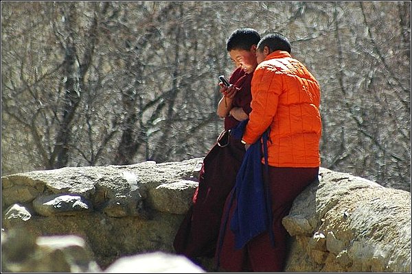 Tibetan people keep in touch with mobile