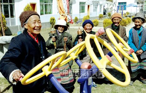 Tibetan people enjoy the old life 
