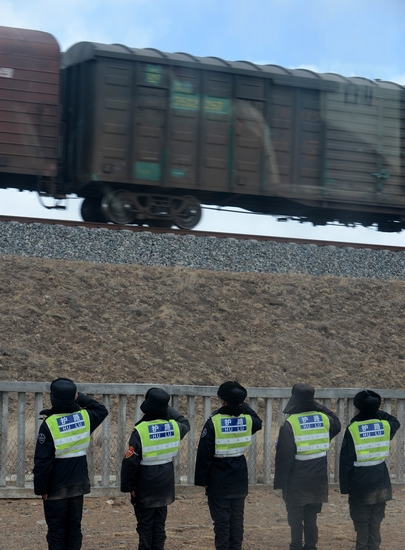 Patrolmen are saluting the Qinghai-Tibet Railway.