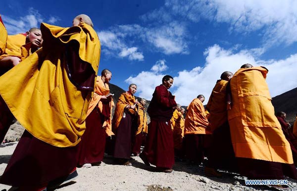 Tibetan Buddhist nuns pray