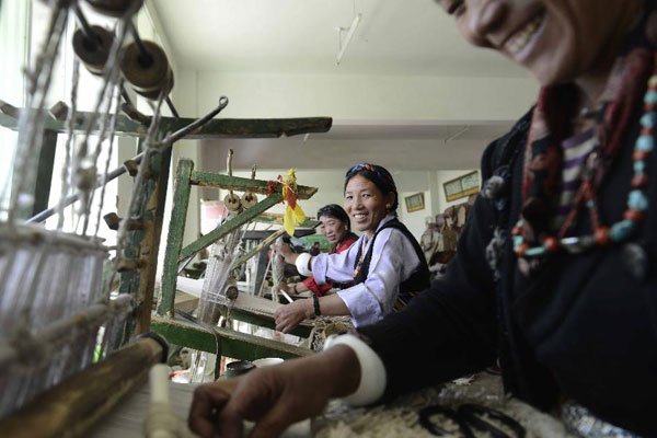 the female Tibetan workers weaving Tibet wool