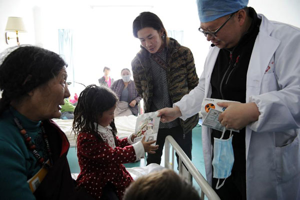 Metog accepts the gifts sent by her doctors when she leaves hospital on May 11, 2014.