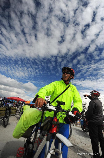 A cyclist enjoys the beautiful scenery along the Sichuan-Tibet Highway in Bomi County