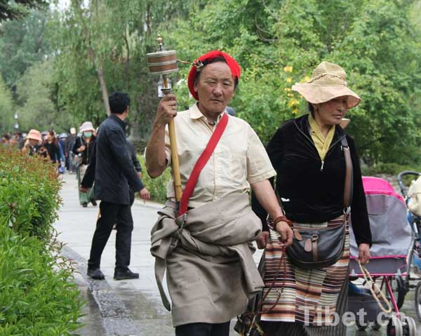 a Tibietan couple paying ritual walks during Sagadawa in Lhasa.