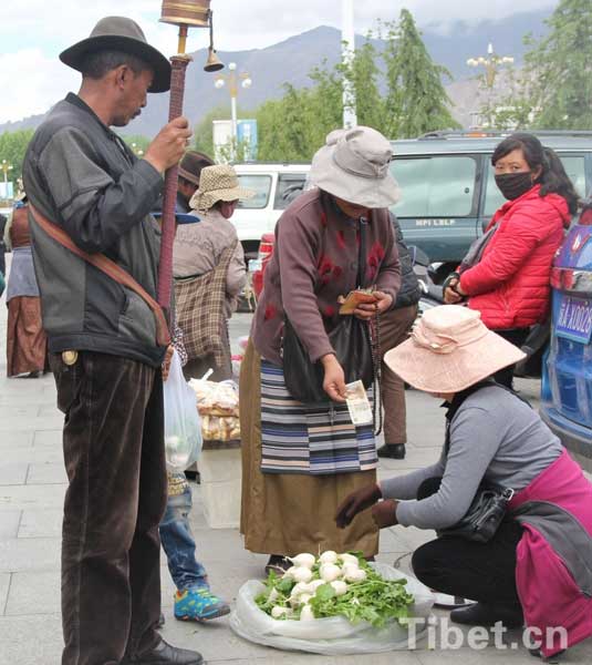 Tibetan believers buy vegetables on May 30, since it is believed by devotees that it's better to be vegetarian during the celebration of Sagadawa festival so as not to kill animals' lives, which is a rewarding virtuous act. 