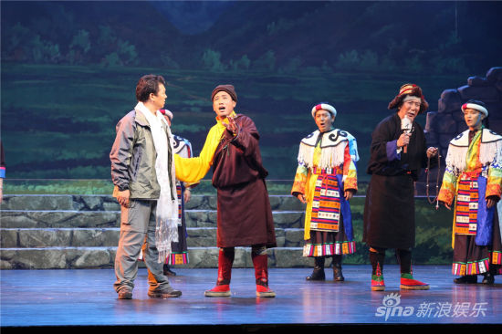 The opera tells a story on how a village official, who gives up his job in the city and helps villagers towards a well-off life by building a canal to solve the irrigation problems after overcoming conventional ideas.