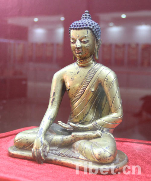 Photo shows the statue of Buddha Shakyamuni