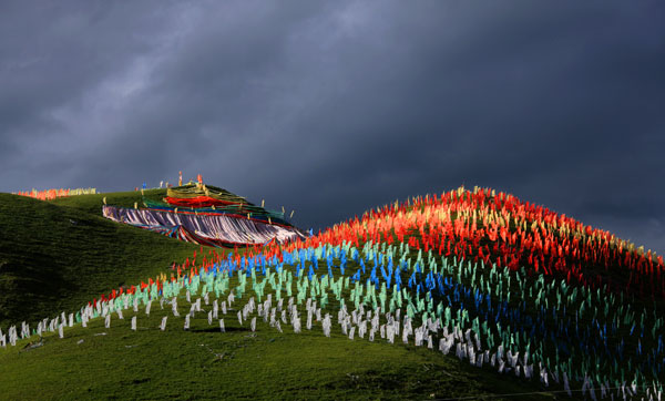 Tibetan people decorate the grassland to pray 