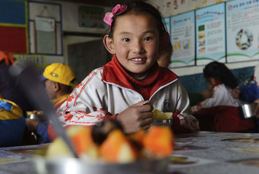 a Tibetan girl has her lunch at school