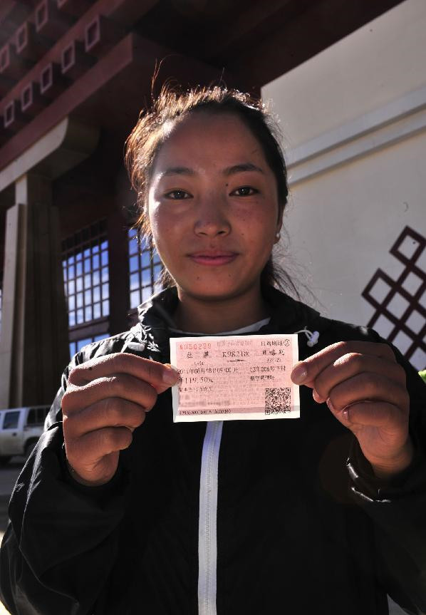 The passengers is boarding Lhasa-Shigatse Railway