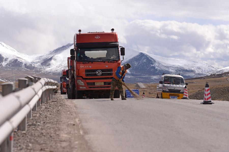 Photo taken on Sept.20 shows that workers of the No.109 Qinghai-Tibet highway maintenance squad are doing daily maintenance.