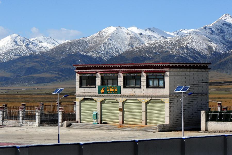 Photo shows a newly built post office beside the Qinghai-Tibet Highway in Nagqu County. 