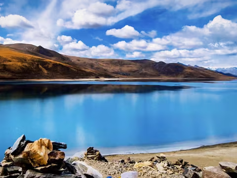 Visit Yamdrok Lake