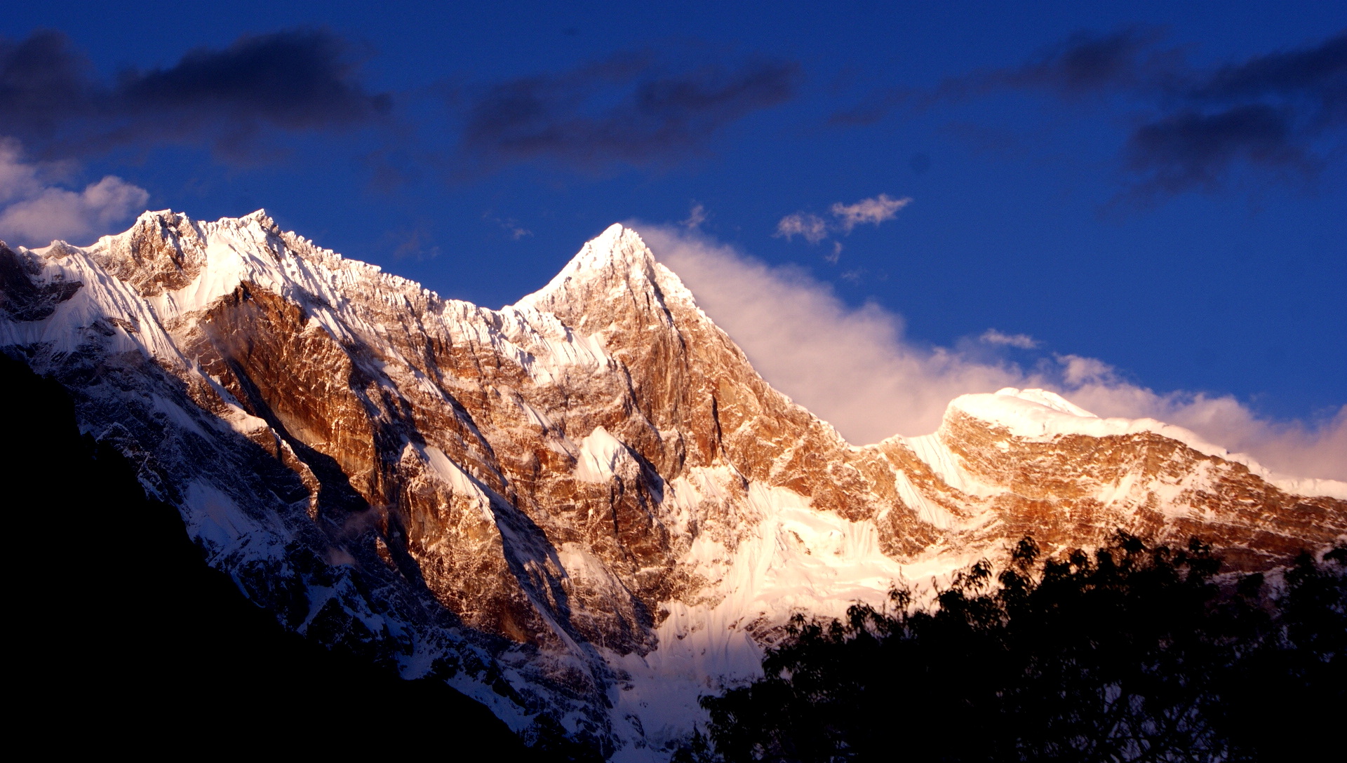 Tourists Flood into Suosong Village for Mount Namche Barwa