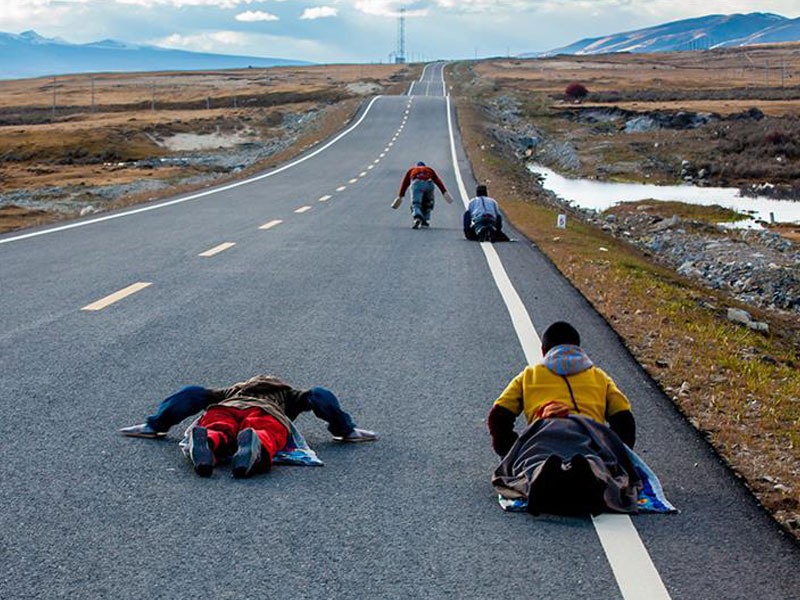  Prostration tibétaine le long de l'autoroute Natinal G318 