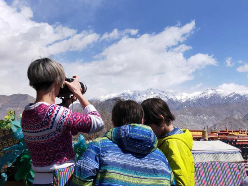Children tourists in Tibet