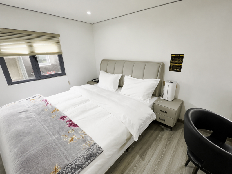 Clean and Comfortable Queen-Bed Room in the Upgraded Everest Tent Hotel Upgraded Everest Tent Hotel Queen-Bed Room