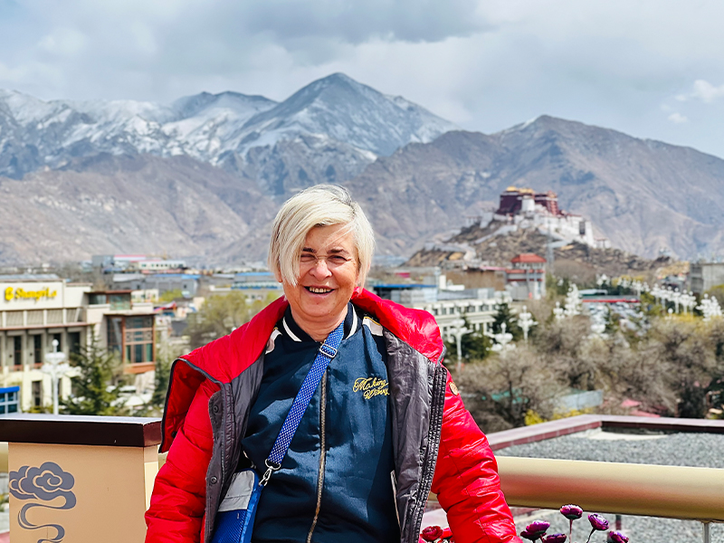 Take photo with Potala Palace at Shangri-la hotel