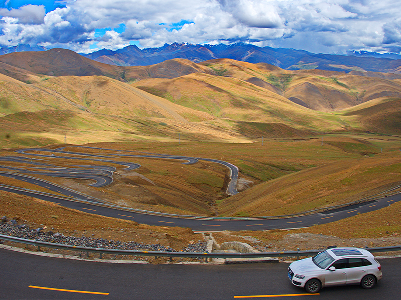 Private Transportation on Tibet Luxury Tours private vehicle during a Tibet luxury tour