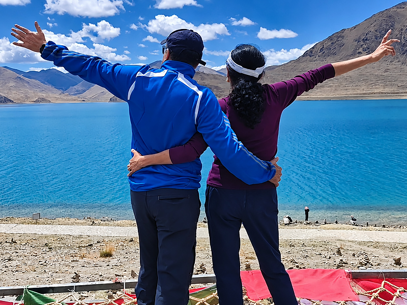 Travelers Enjoying Clear Views of Yamdrok Lake Visit Yamdrok Lake