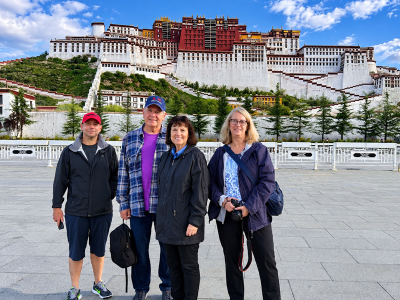 Visit Potala Palace Travelers visiting the Potala Palace