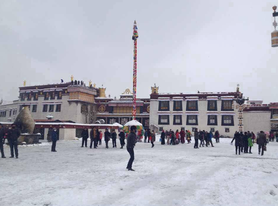Lhasa Encounters Heaviest Snow in 20 Years